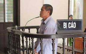 12 năm tù cho kẻ dùng kẹo dụ dỗ 2 bé gái