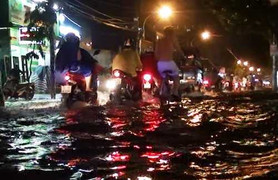 Mưa lớn, người TP.HCM lại chật vật lội giữa dòng nước đen ngòm
