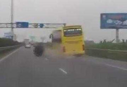 Clip: Xe khách đang đi văng bánh trên cao tốc Pháp Vân - Cầu Giẽ