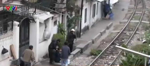 Con nghiện say thuốc nhảy múa trên 'con đường chết'