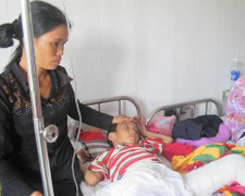 Bi kịch gia đình cha dùng rơm đốt con gây bỏng nặng