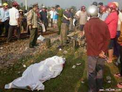 Tàu hỏa cán chết người, xe gãy đôi