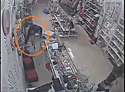 Clip: Trộm liều lĩnh cuỗm cả túi tiền trong siêu thị