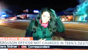 Phóng viên bị ném đá vào đầu khi làm phóng sự trực tiếp