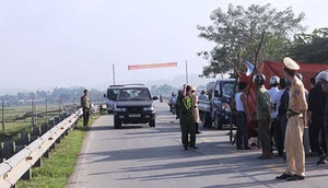 Chở con đến trường, 2 cha con bị xe tải đâm chết