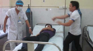 Clip: Người nhà bệnh nhân đập cửa kính, rượt đuổi cán bộ ca trực