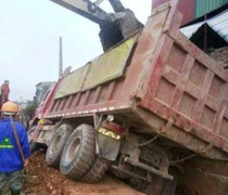 Xe tải đâm sập tường nhà dân, nhiều người thoát chết