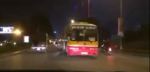 Clip: Xe buýt đi ngược đầu trên đường phố Việt Nam