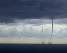 Clip: 2 vòi rồng khổng lồ trên biển như ngày tận thế