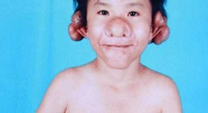 Con có khuôn mặt thế này, lòng mẹ xát muối