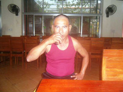 Người đàn ông nhai, nuốt thủy tinh như ăn cơm