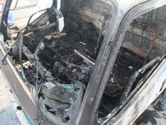 Xe ben bốc cháy dữ dội, tài xế tung cửa thoát thân