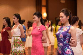 Trương Tùng Lan, Thúy Hằng dạy người đẹp tạo dáng