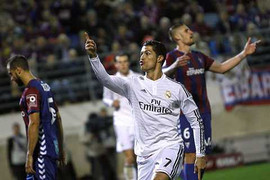 Ronaldo tiếp bước Messi đi vào lịch sử