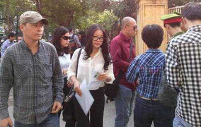 Vợ 'bầu' Kiên mang tài liệu đến dự tòa xử chồng