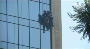 Clip: Giải cứu 2 người bị treo lơ lửng ngoài tòa nhà 21 tầng