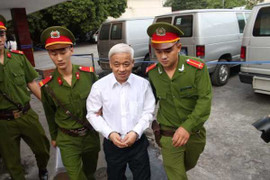 Xử vụ 'bầu' Kiên: Một bị cáo ngất xỉu, phiên tòa bị gián đoạn