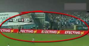 Video: 'Bóng ma' bí ẩn chạy trên sân bóng bị camera ghi lại