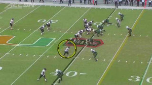 Chiêu 'giả chết' có một không hai trên sân bóng bầu dục