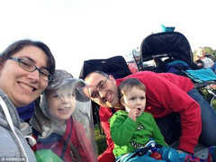 Bé 3 tuổi mắc bệnh lạ với ánh nắng mặt trời