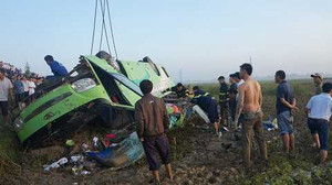 Lật xe chở khách đi đám cưới, ít nhất 20 người bị thương