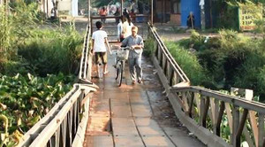 'Đứng tim' nhìn công nhân qua cầu sắt chờ sập ở Sài Gòn