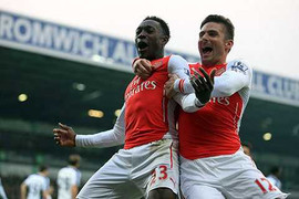 Welbeck hóa người hùng, Arsenal cắt mạch thua