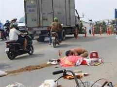 Xót thương cảnh vợ chết bị xe ben cán trước mặt chồng