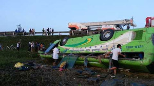 Lật xe chở 35 người đi đám cưới: Phó Thủ tướng chỉ đạo điều tra