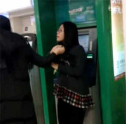 Mải làm điệu trước cột ATM, thiếu nữ bị 'dạy dỗ' nhớ đời