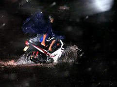 Bão số 4 đổ bộ: Nhiều nơi bị cắt điện, ngập sâu trong nước