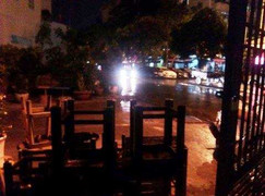 Gió lốc bất thường, người dân TP.HCM hoảng loạn