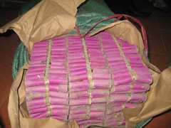 Giấu gần một tấn pháo hoa, hàng điện tử lậu trong hang đá