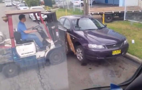 Bị chặn đường, nghĩ cách bốc xe kỳ quái