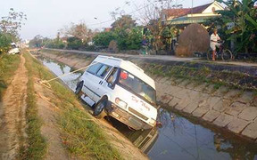 Xe 16 chỗ chở khách đám cưới lao thẳng xuống kênh