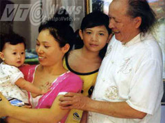 Bí mật chưa từng tiết lộ của cụ ông 82 tuổi vẫn đẻ con ở Hà Nội