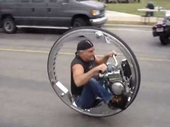 Kiểu ngồi kỳ cục trong mô tô một bánh