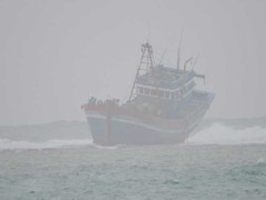 11 ngư dân trên tàu cá mắc cạn kêu cứu ngoài biển