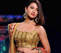 Clip: Mặc gợi cảm, ngôi sao nổi tiếng bị tát trên sân khấu