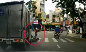 Clip: Xe tải đâm, cô gái bay người thoát chết trong gang tấc