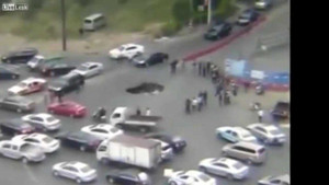 Clip: Hố tử thần đột ngột xuất hiện giữa ngã tư nuốt trọn ôtô