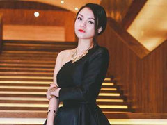 Thủy Top kiêu sa bí ẩn với trang phục đen huyền bí