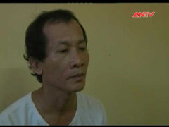 Bức xúc, dùng kéo đâm vào cổ bà chủ