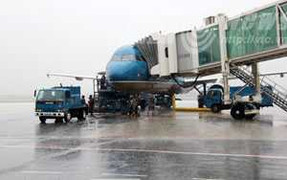 Mưa lớn, hàng trăm khách đi máy bay phải 'tăng bo'