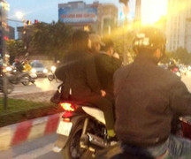 Đầu trần mặc cảnh phục kẹp 3 trên xe SH