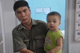 Bé trai 2 tuổi bị bỏ rơi trong taxi: Hàng chục người đến xin nhận con nuôi