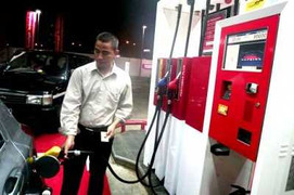 Hà Nội: Người mua tự bơm khi đổ xăng