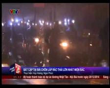 Kinh hoàng cảnh hàng trăm người rồ xe lao vào bãi rác ở Hà Nội