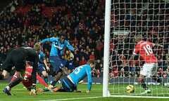 De Gea, Ashley Young 'hóa thánh' phút bù giờ