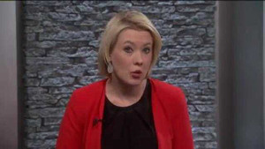 Đấm em, bé gái 9 tuổi bị mẹ quay clip gọi cảnh sát đến bắt